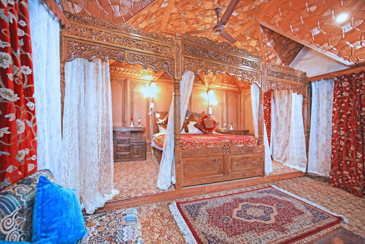 فندق Kolu Group Of Houseboats Srīnagar المظهر الخارجي الصورة